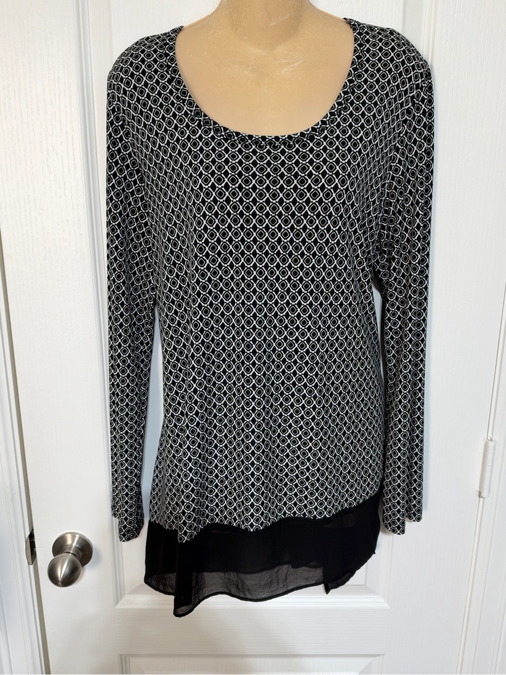 Karen Kane Black and White Geometric Scoop Neck Long Sleeve Top